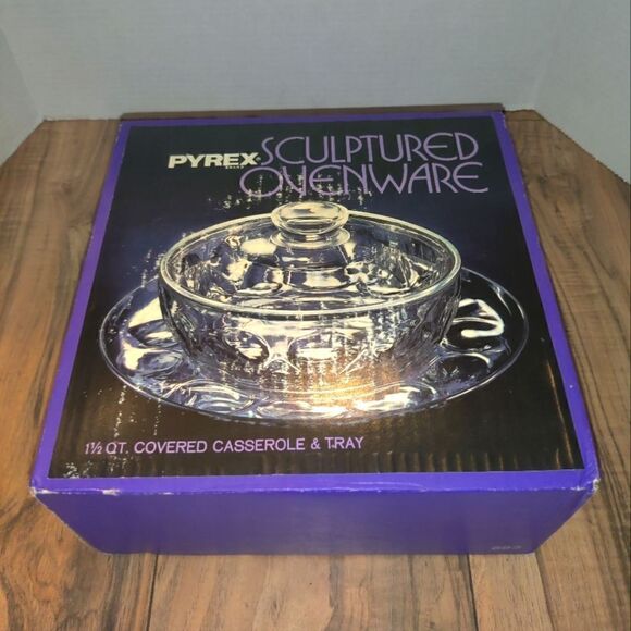 Pyrex Sculptured Ovenware 1 1/2 QT covered casserole w/tray 883 New Sealed. - Picture 1 of 7